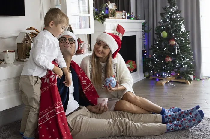 Familienmitglieder tragen Weihnachtssocken in einer Kugel von Rainbow Socks