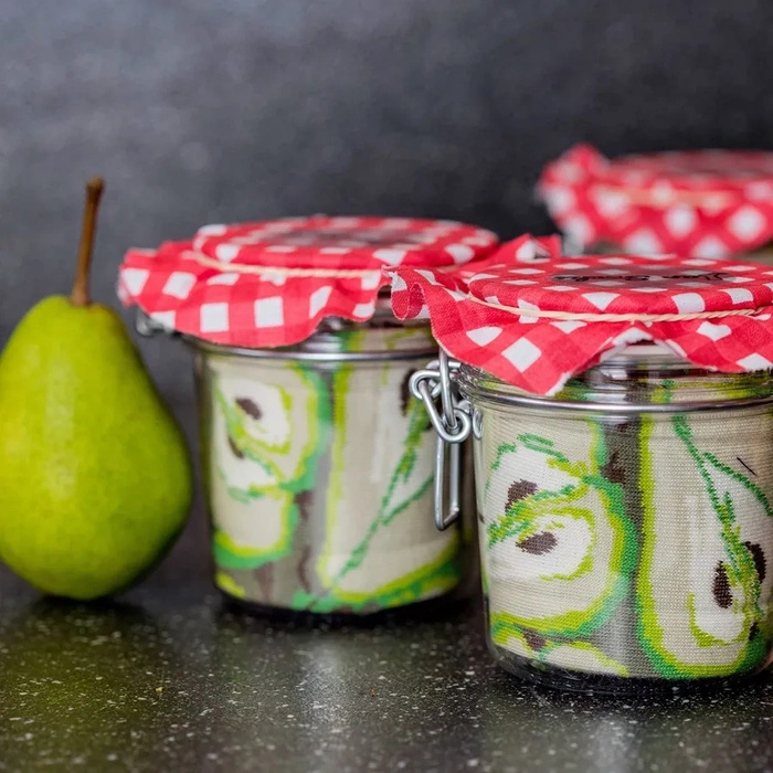 Birnen- und Erdbeersocken im Glas