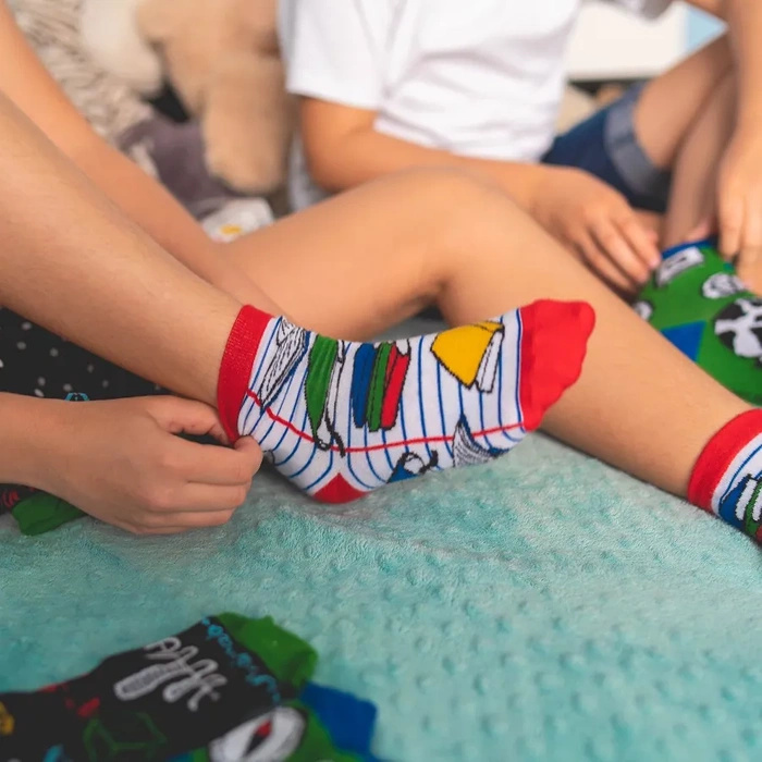 Kindersocken aus Baumwolle mit Schulmotiven – Literatur